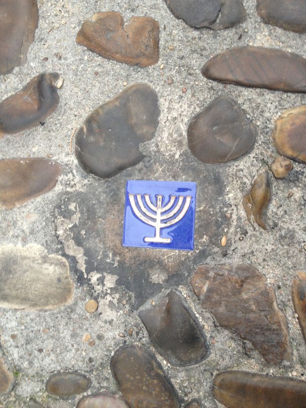 Street signs on the ground leading to the synagogue 